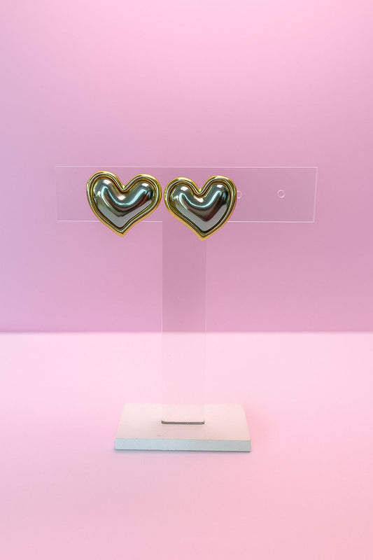 Aretes de corazón plateados con bicel dorado