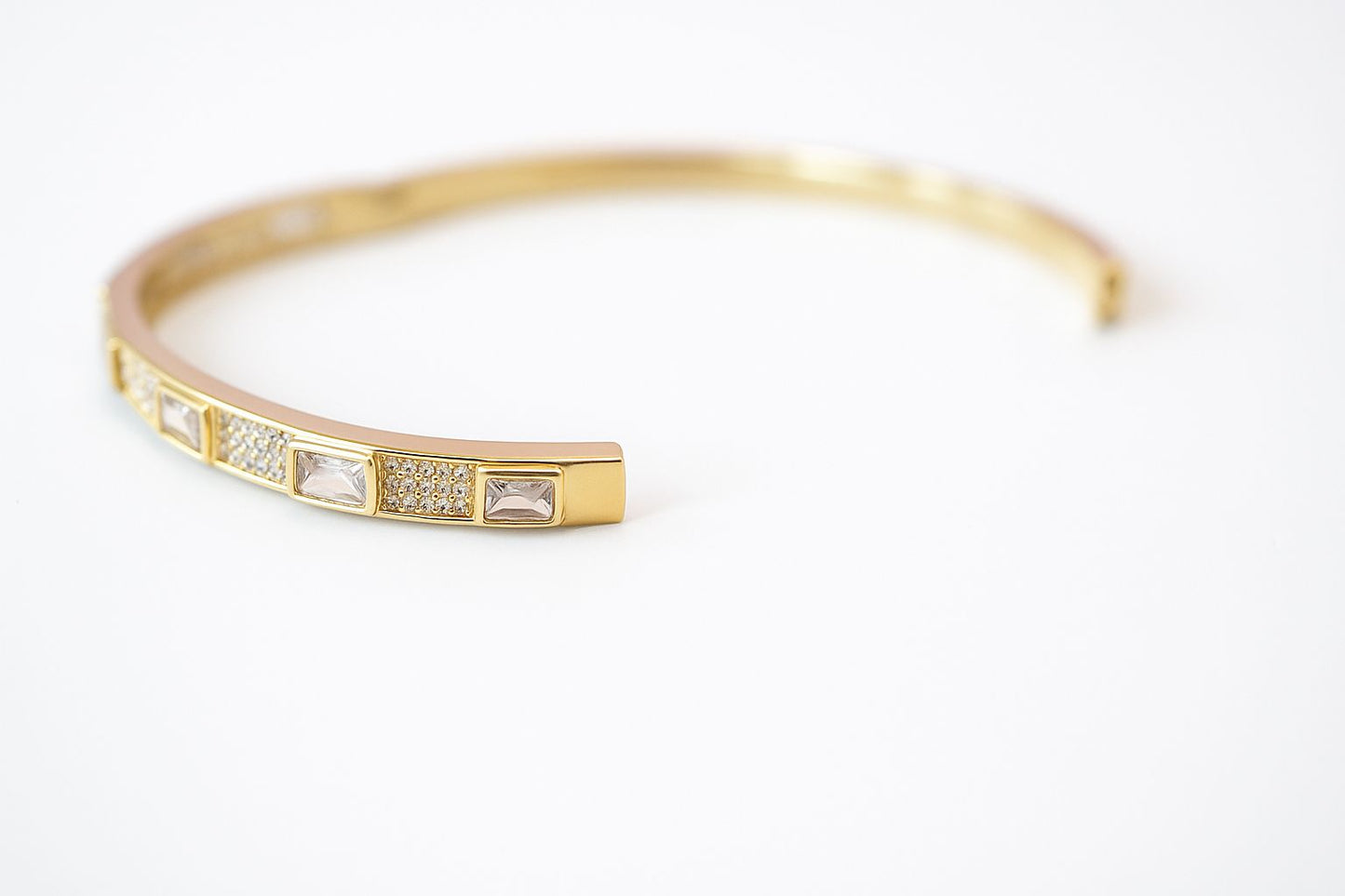 Pulsera de acero inoxidable con cristal y zirconias dorado