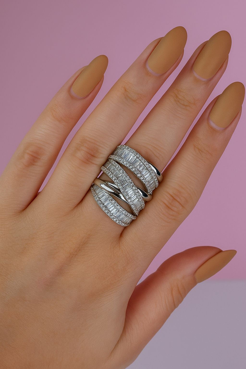 Anillo plateado con zirconias