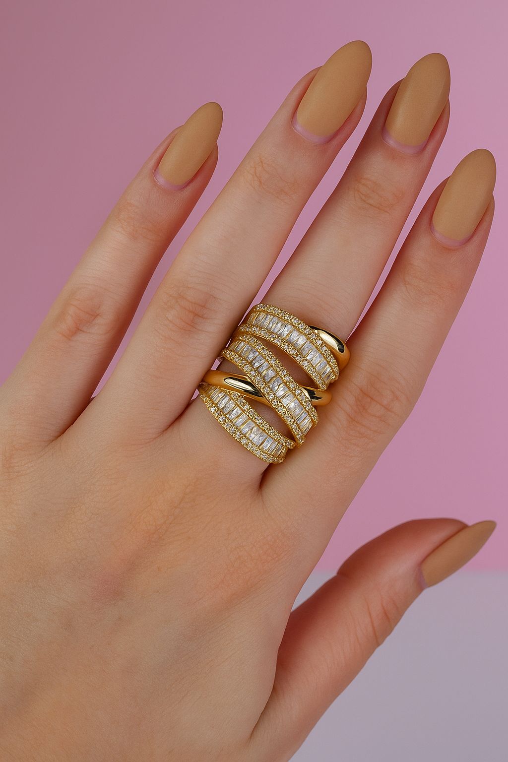 Anillo dorado con zirconias