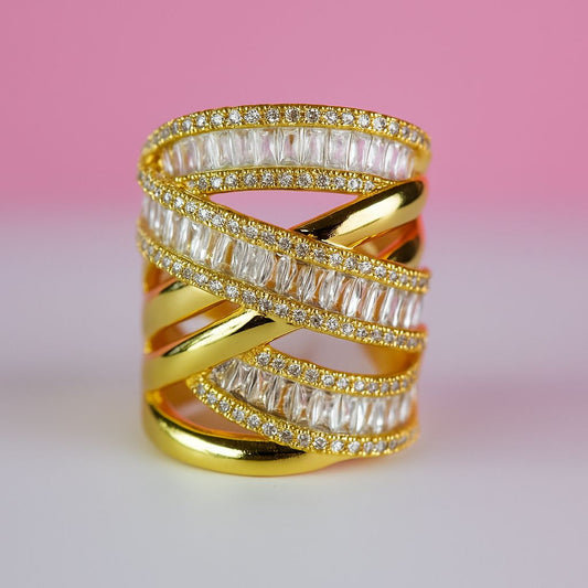 Anillo dorado con zirconias