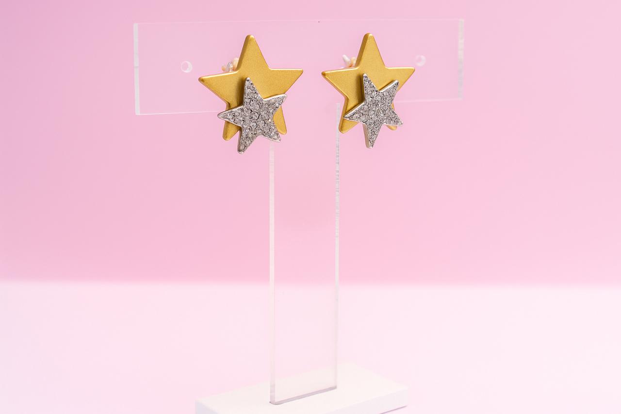 Aretes dorados con estrella plateada de zirconias