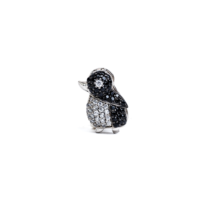 Pingüino negro con blanco