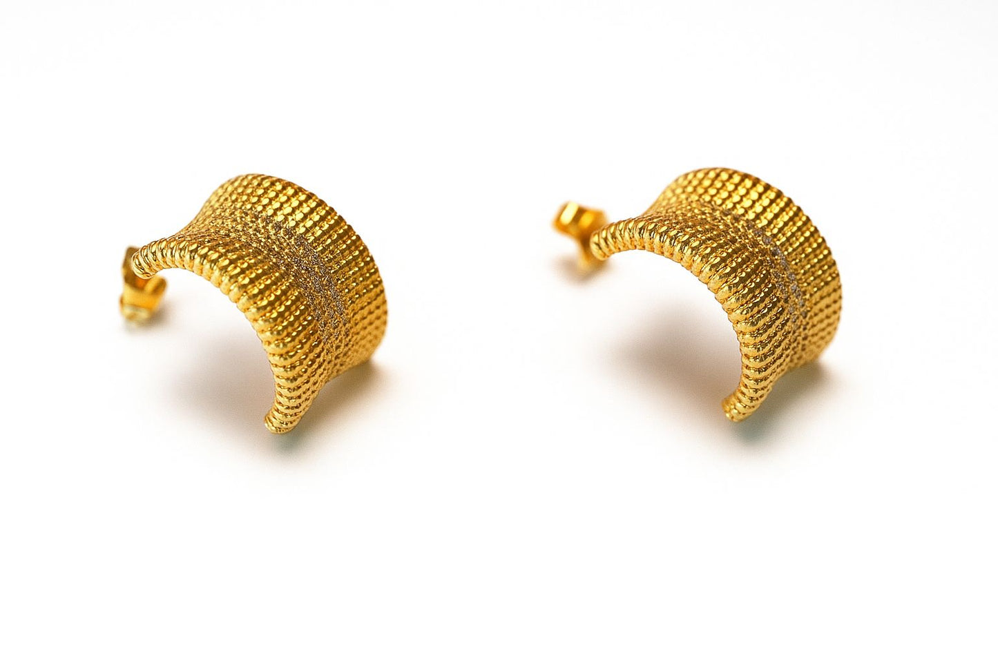 Aretes tipo arracadas dorados