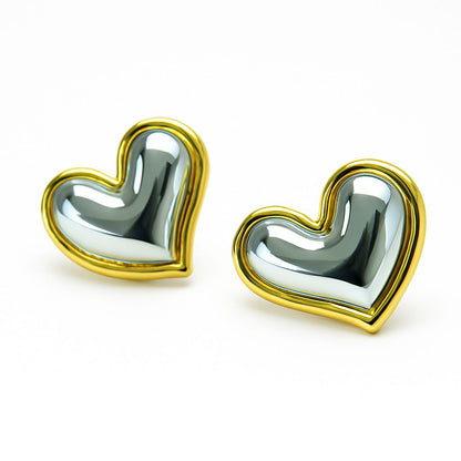 Aretes de corazón plateados con bicel dorado