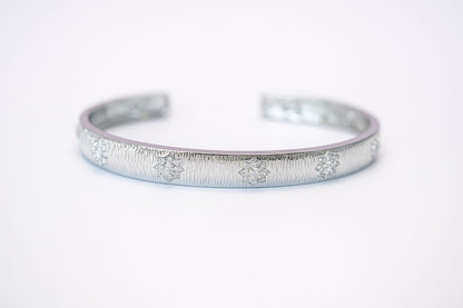 Pulsera con estrellas  color plata