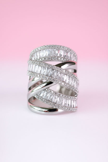 Anillo plateado con zirconias