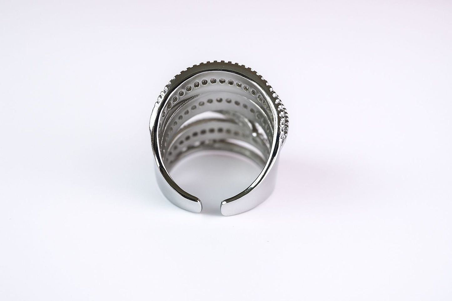 Anillo plateado con zirconias