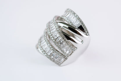 Anillo plateado con zirconias