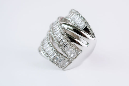 Anillo plateado con zirconias