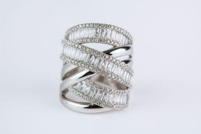 Anillo plateado con zirconias