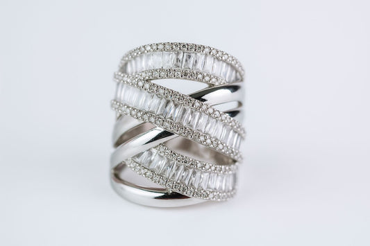 Anillo plateado con zirconias