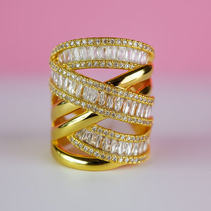 Anillo dorado con zirconias