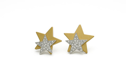 Aretes dorados con estrella plateada de zirconias