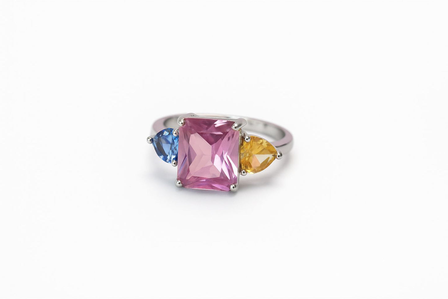 Anillo de piedras plateado