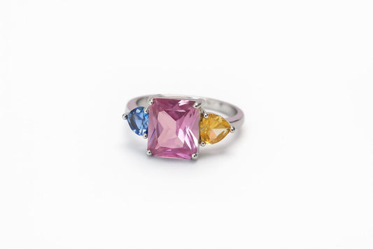 Anillo de piedras plateado