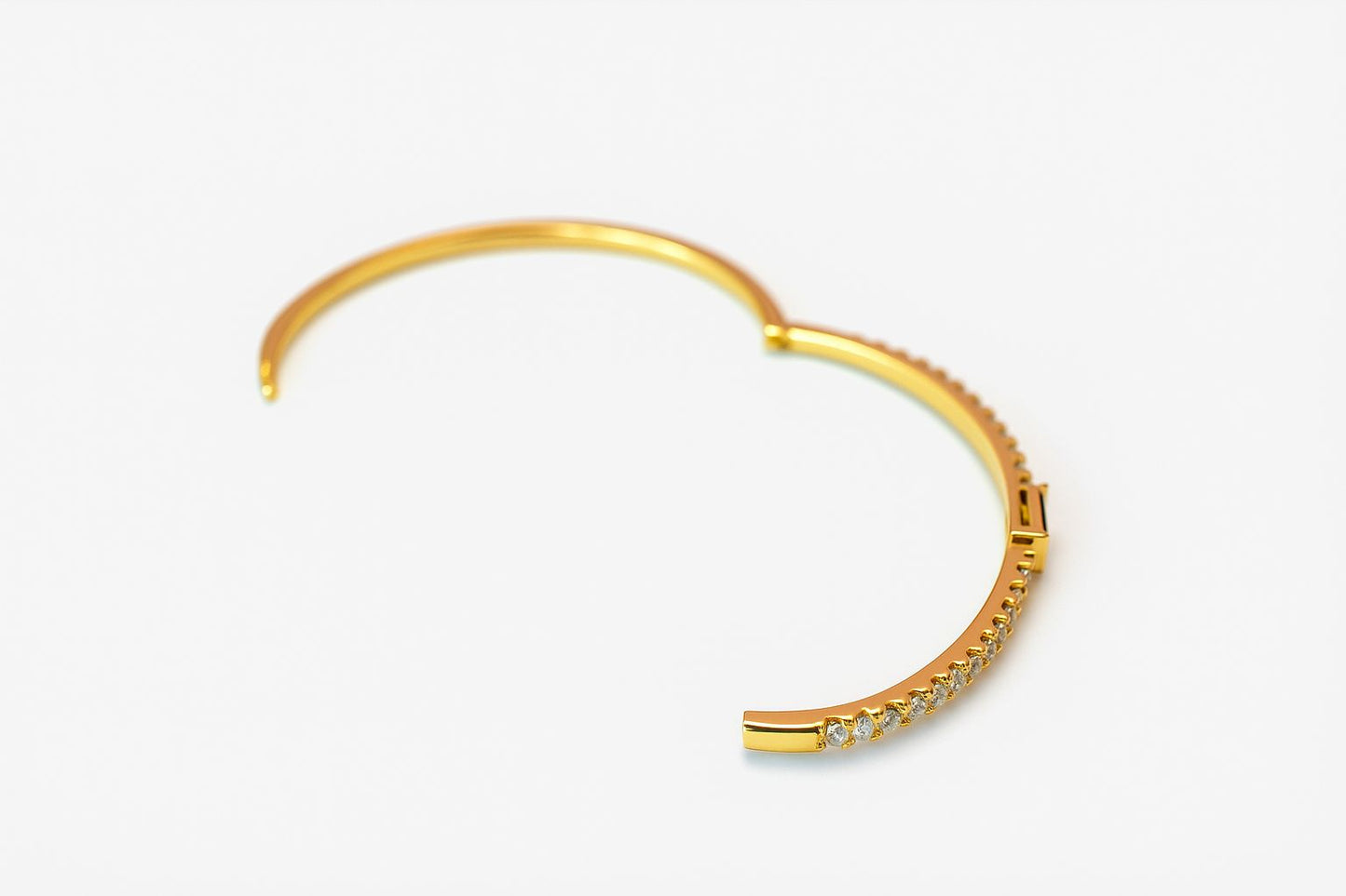 Pulsera dorada con zirconias y piedra verde